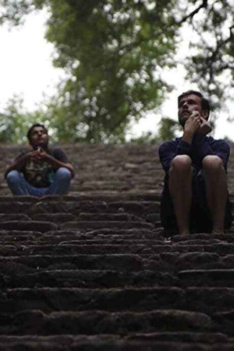 While studying film in Delhi, a young woman immerses herself in the city's vibrant atmosphere. She observes and listens to the everyday lives of its residents, from the bustling markets to the quiet moments outside mosques and at popular tourist destinations. Through her observations, the city's unique character and the emotions it evokes are revealed.